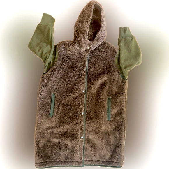 NWOT American Eagle SZ L brown/green faux fur coat w/fabric sleeves/bust 54” - Picture 2 of 11